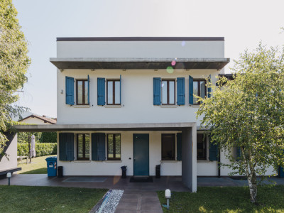 Ufficio indipendente con giardino privato ed ampio box